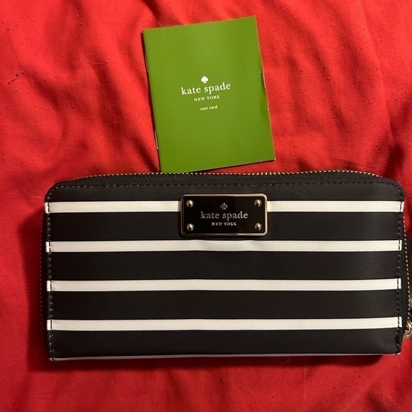 Kate spade New York zip wallet - Picture 1 of 16
